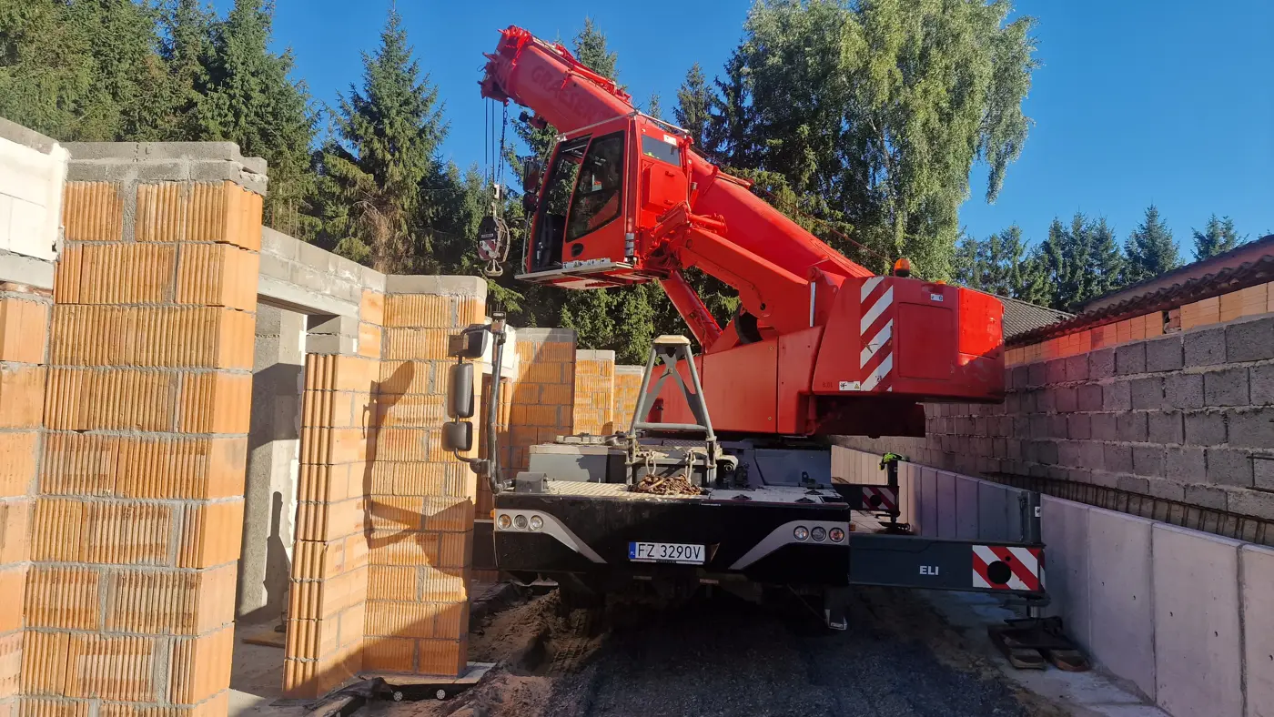 Dźwig 45 ton wciśnięty między mury budowy